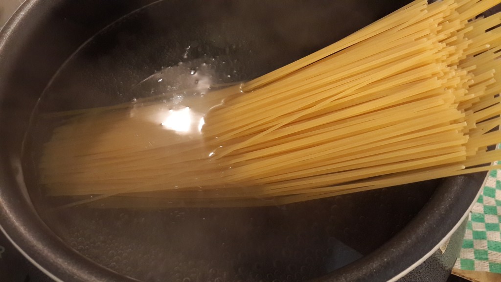 Spaghetti in water