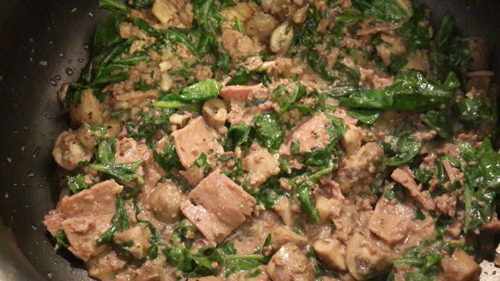 Spinach, meat and the mushrooms in a garlic base