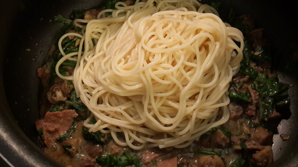 Spaghetti over the spinach, mushroom and minced beef base