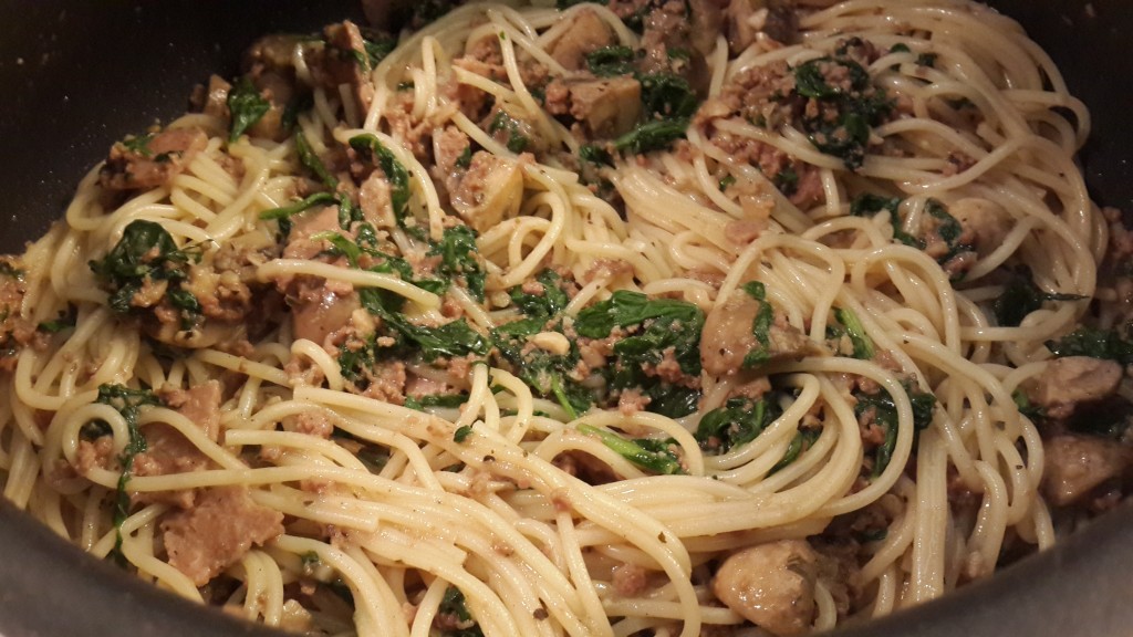 Spaghetti mixed with spinach, mushroom and minced beef base