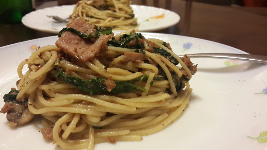A serving of spaghetti tossed with spinach, mushroom and minced beef
